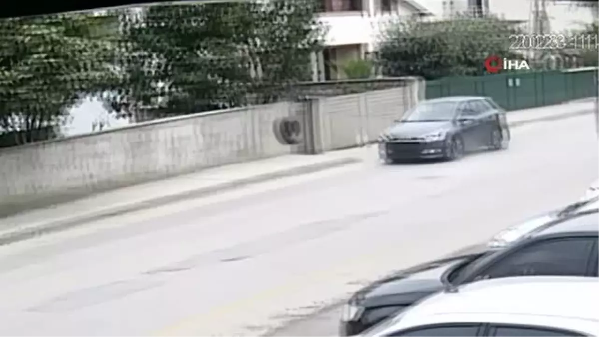 Seyir halinde kopan teker otomobile çarptı... O anlar kamerada