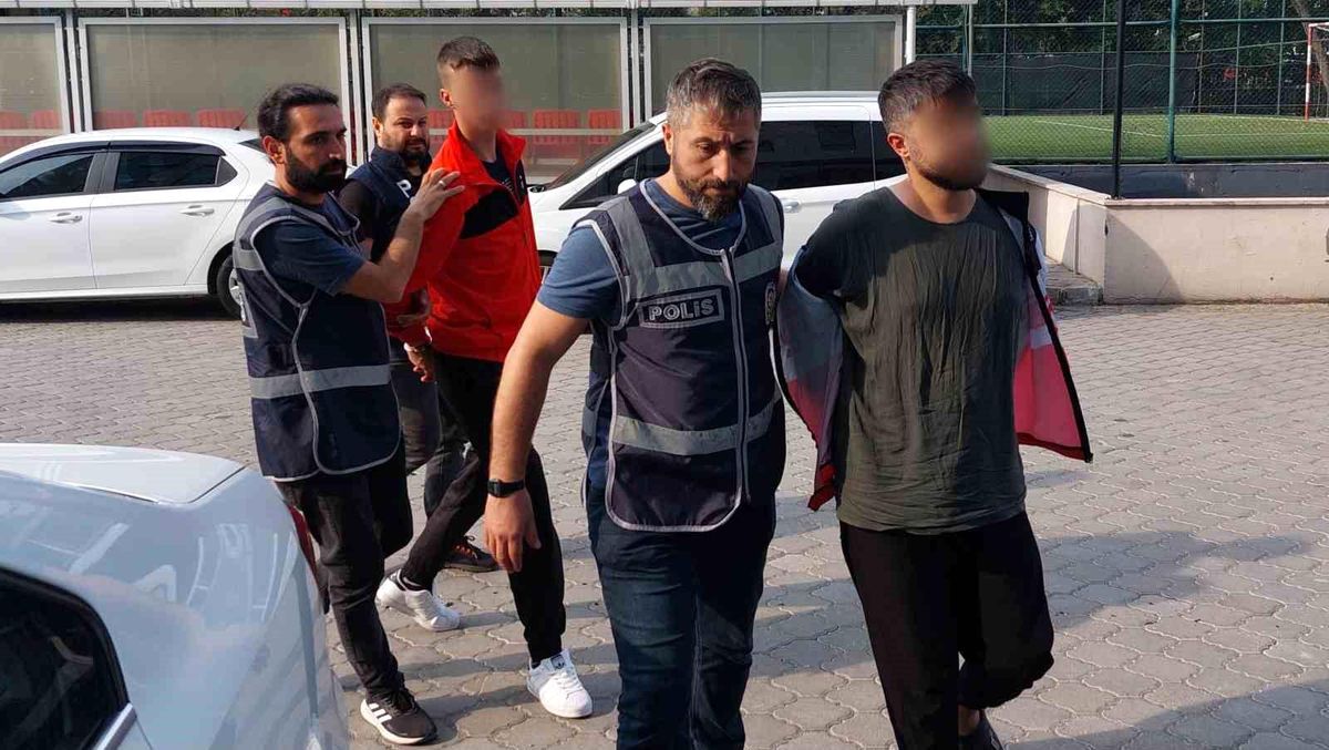 Samsun\'da Sosyal Medya Üzerinden Silah Satışı Yapıp Gasp Eden 3 Kişi Yakalandı