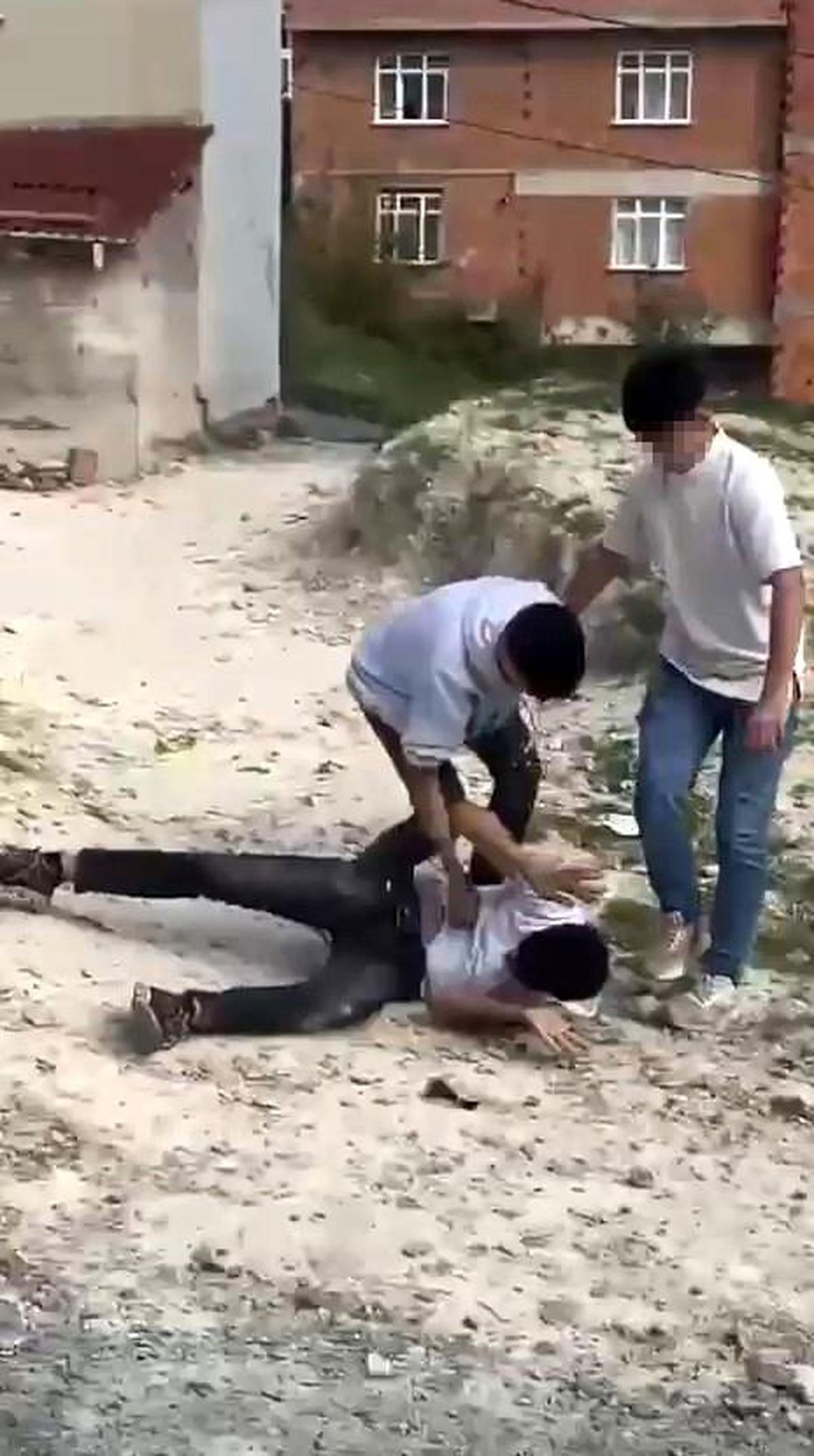 Arnavutköy\'de 2 çocuğun bir başka çocuğa saldırısı cep telefonu kamerasına yansıdı