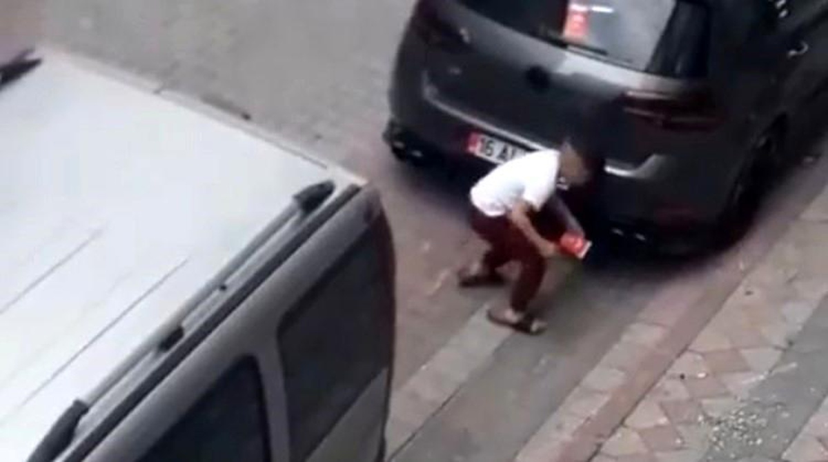 Sultangazi\'de 8 yaşındaki çocuk Türk bayrağını kaldırıp aracın üzerine bıraktı