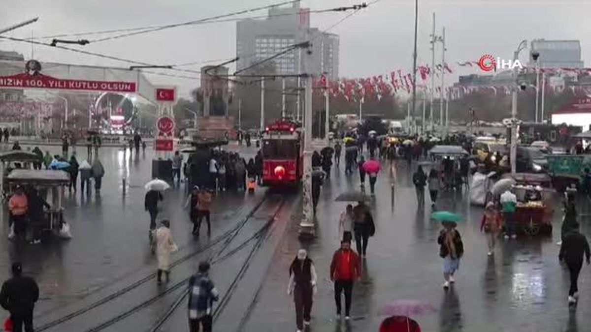 Taksim\'de sağanak yağış vatandaşlara zor anlar yaşattı