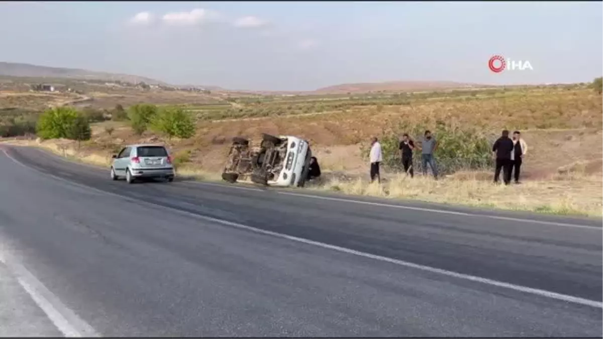 Tarım işçilerini taşıyan minibüs devrildi: 2 yaralı