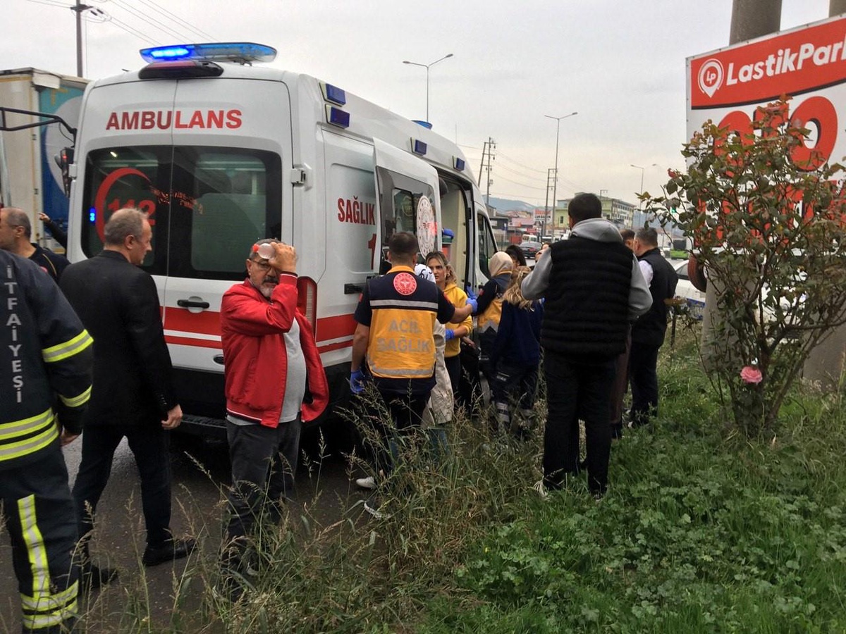 Kocaeli\'de Tır Otobüse Çarptı: 9 Yaralı