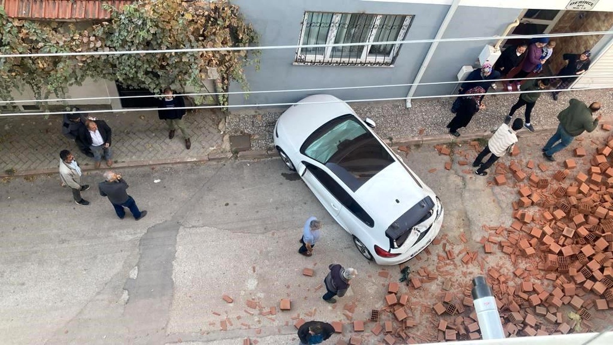 Eskişehir\'de Tırın Dorsesindeki Tuğlalar Yere Döküldü