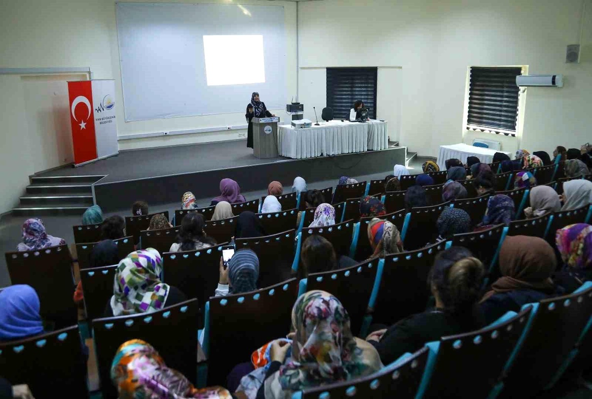 Van Büyükşehir Belediyesi Kadınlara \'Zihnimizi Kullanma Kılavuzu\' Semineri Verdi