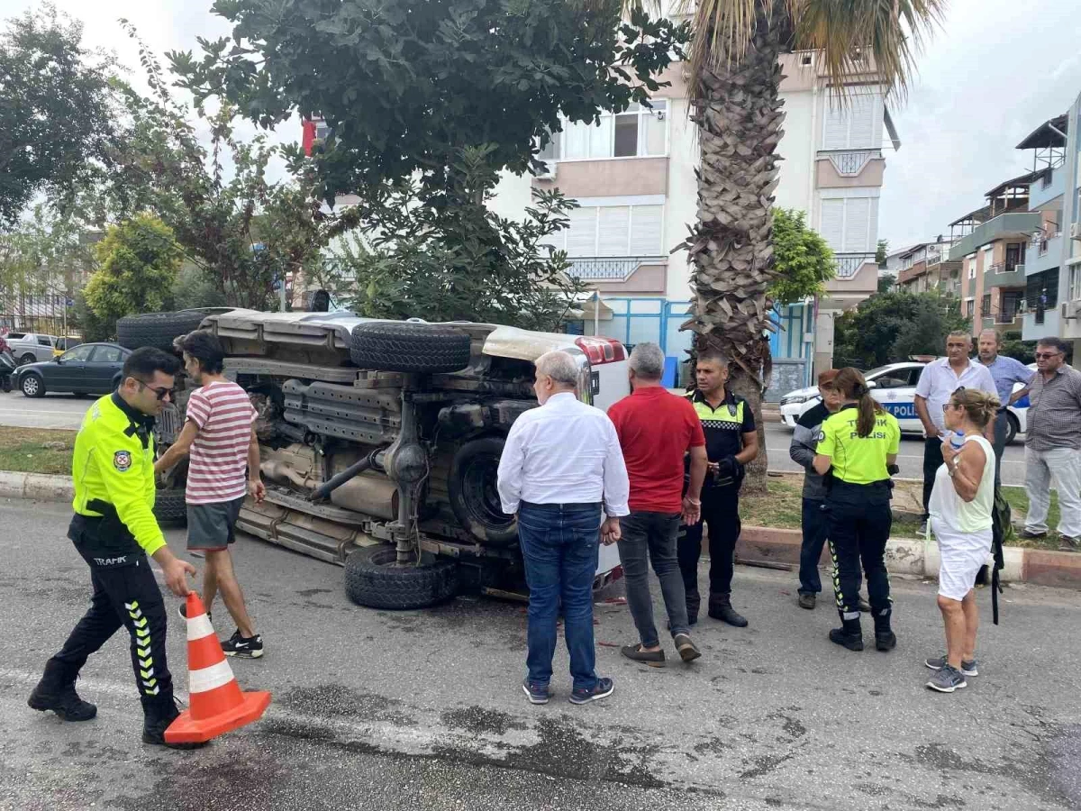 Antalya\'da kontrolsüz kavşakta otomobil ile kamyonet çarpıştı