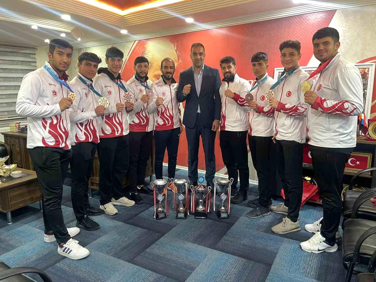 MHP Erzurum İl Başkanı, Avrupa Şampiyonasında başarı elde eden sporcuları ağırladı
