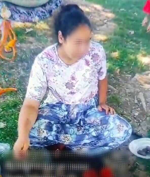 17 yaşındaki kızının, 'satılık' ilanıyla fotoğrafını paylaşan baba, canlı yayında fiyat da vermiş 17 yaşındaki kızının, 'satılık' ilanıyla fotoğrafını paylaşan baba, canlı yayında fiyat da vermiş