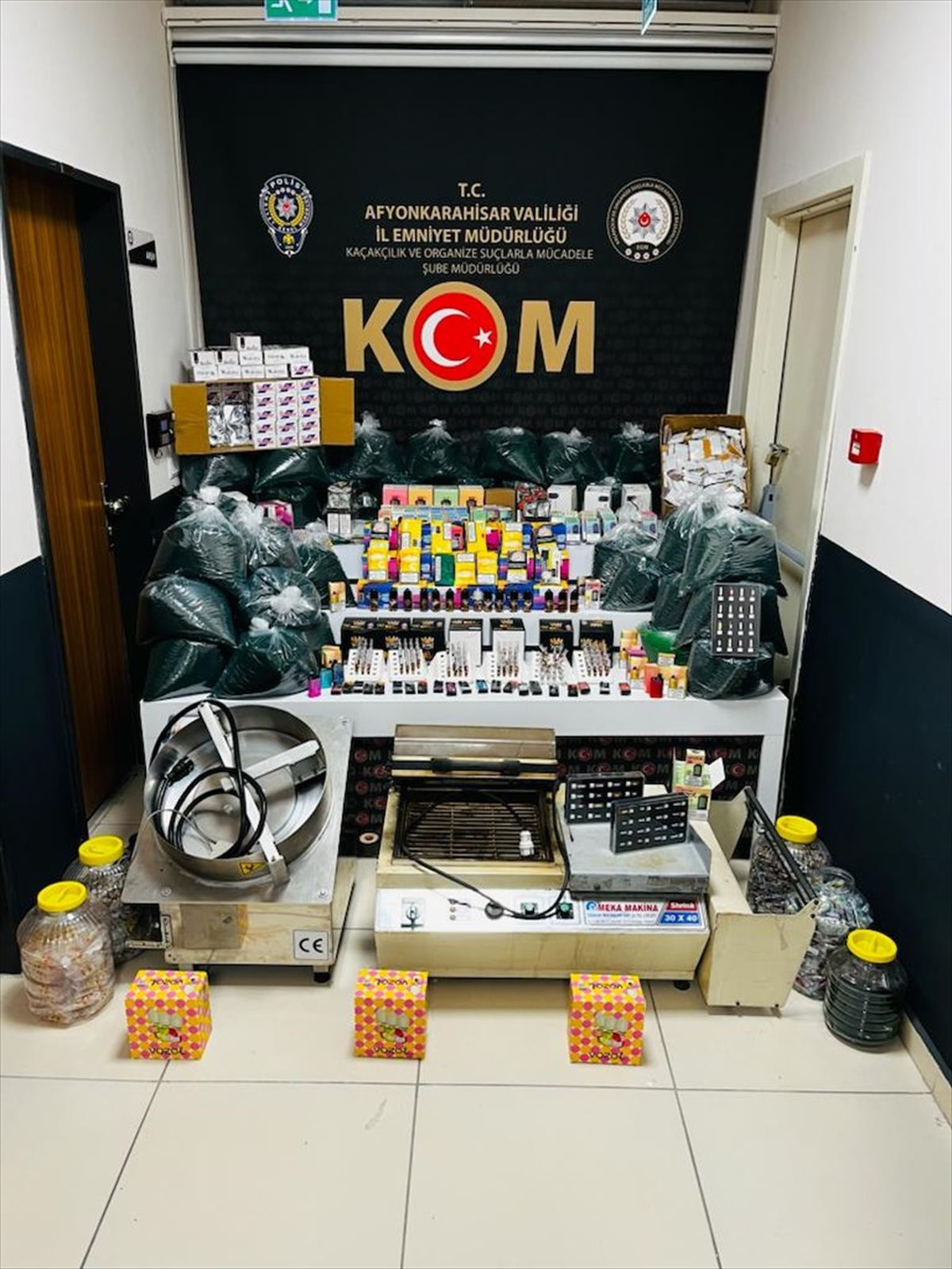 Afyonkarahisar\'da Kaçak Sigara Operasyonunda 3 Şüpheli Yakalandı