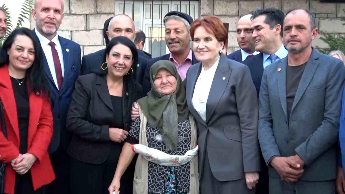 Meral Akşener, Kütahya\'da gözleme yapan kadınlarla buluştu