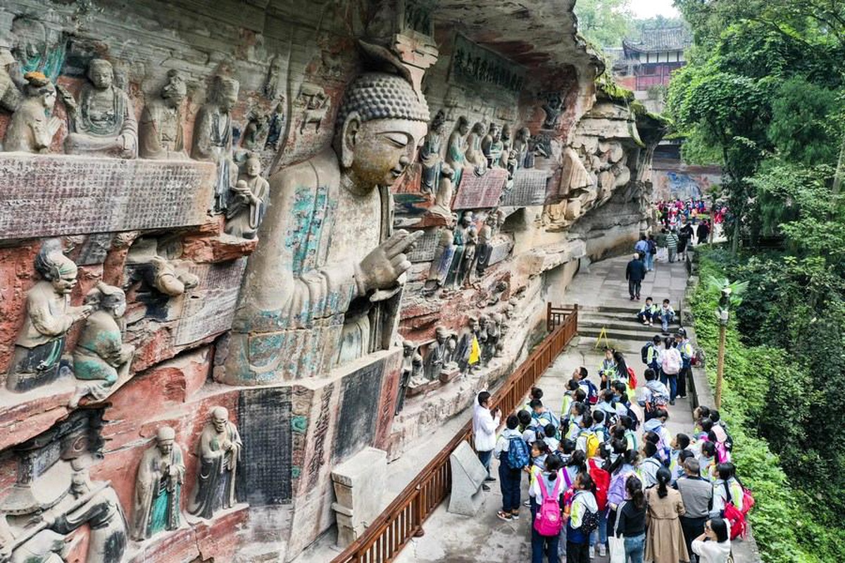 Çin\'deki Dazu Kaya Oymaları\'na Turist Akını