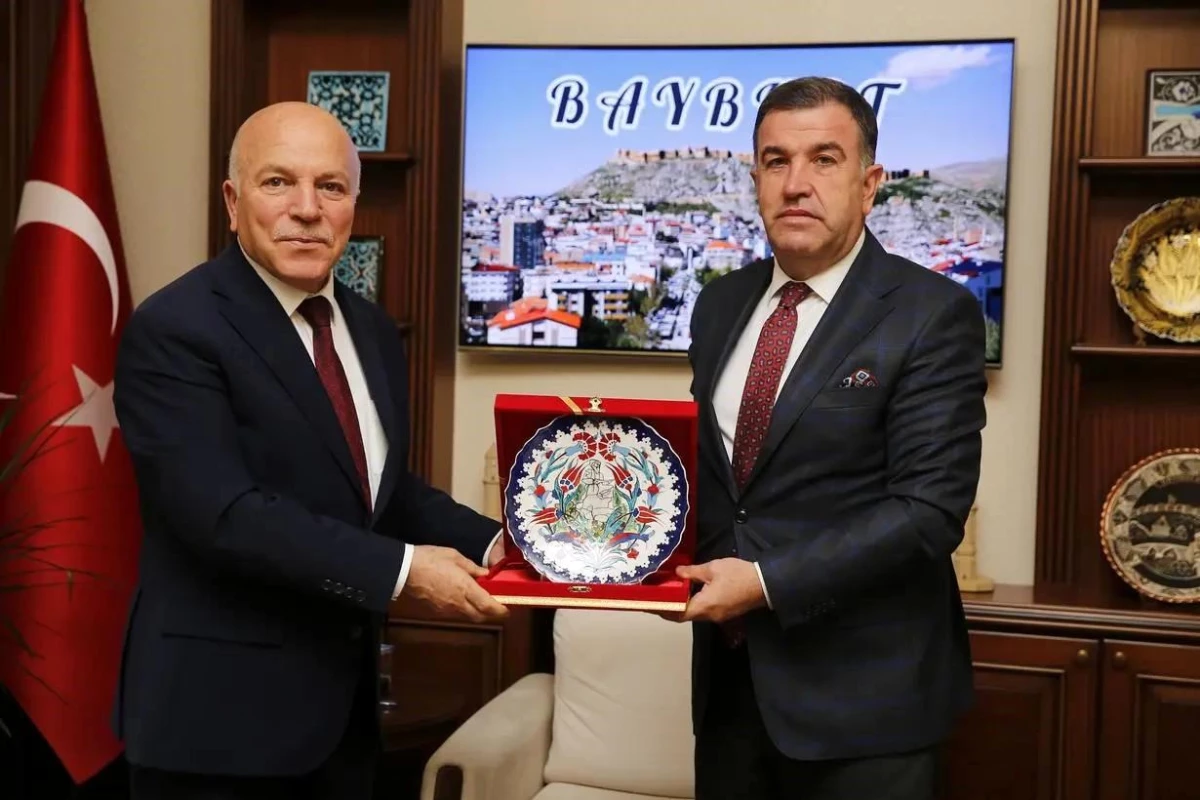 Erzurum Büyükşehir Belediye Başkanı Mehmet Sekmen, Bayburt\'ta öğrencilerle buluştu