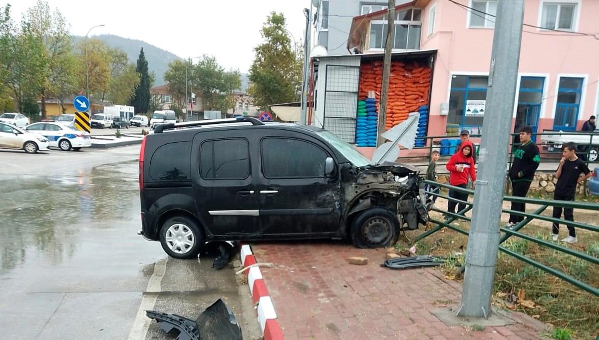 Bilecik\'te Minibüs ile Hafif Ticari Araç Çarpıştı: 1 Yaralı