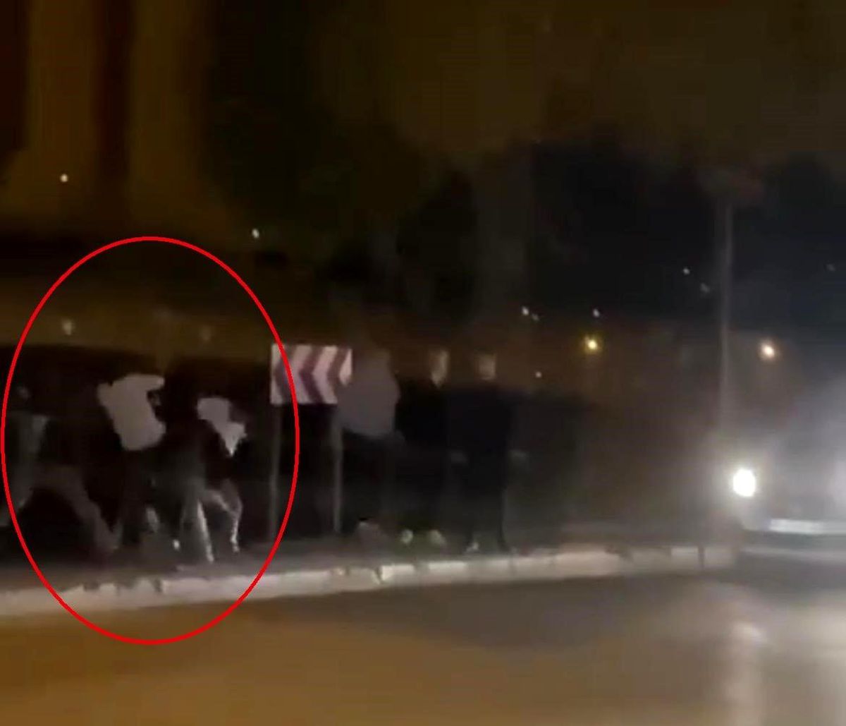Bursa\'da \'yan bakma\' tartışması kavgaya dönüştü