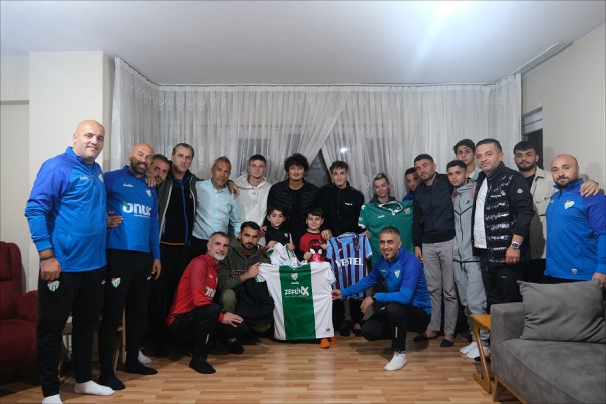 Bursaspor, biber gazı saldırısına uğrayan çocuğu ziyaret etti