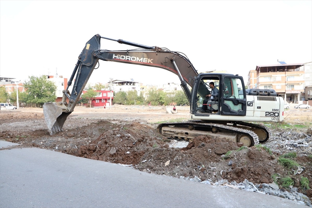 Diyarbakır Büyükşehir Belediyesi Sanayi Mahallesinde Yeşil Kuşak Oluşturuyor