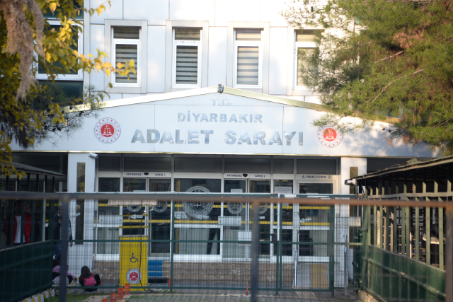Diyarbakır'da 2 kişinin tutuklandığı rüşvet soruşturmasında belediye başkanına yurt dışı yasağı