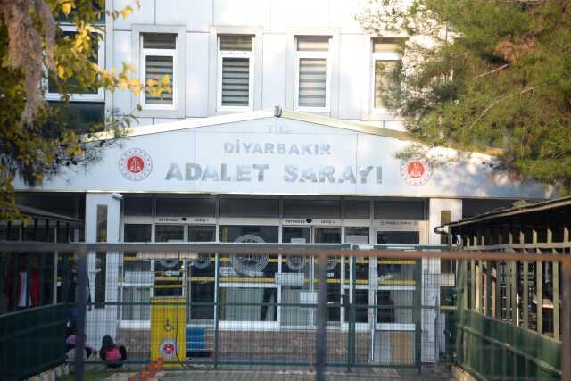 Diyarbakır'da 2 kişinin tutuklandığı rüşvet soruşturmasında belediye başkanına yurt dışı yasağı