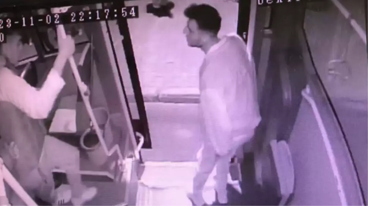 Gümüşhane\'de Dolmuş İçinde Öğrenci Kavgası: Bıçaklama Anları Kameralara Yansıdı