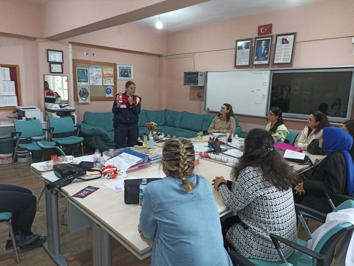Edirne\'de Jandarma Ekipleri Aile İçi Şiddetle Mücadele ve KADES Hakkında Bilgilendirme Çalışması Yaptı