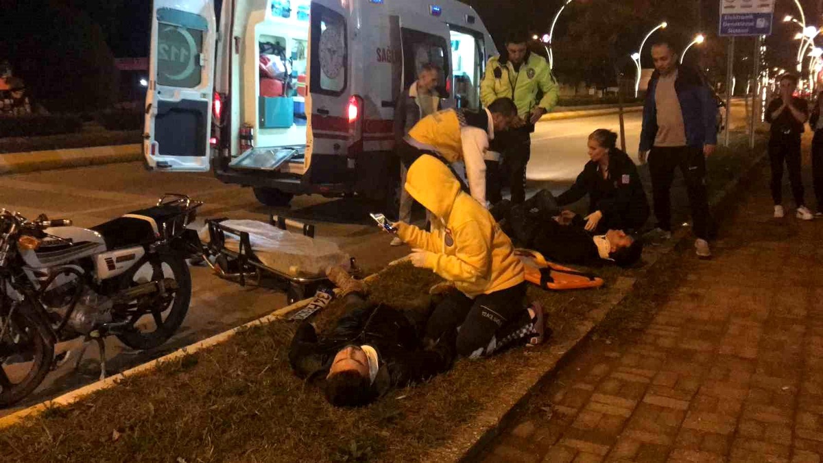 Edirne\'de Motosiklet ile Otomobil Çarpışması: 2 Yaralı
