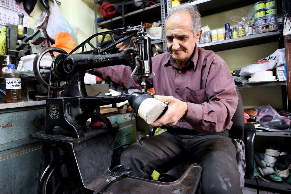 Ekonomik krizde fabrikasını kapatan ayakkabı ustası, 5 metrekarelik atölyesinde geçimini sağlıyor