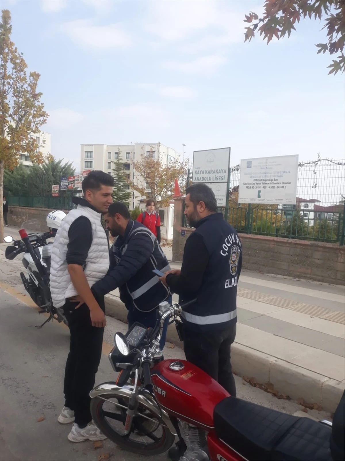 Elazığ\'da Polis Ekipleri Okul Önlerinde Denetim Gerçekleştirdi