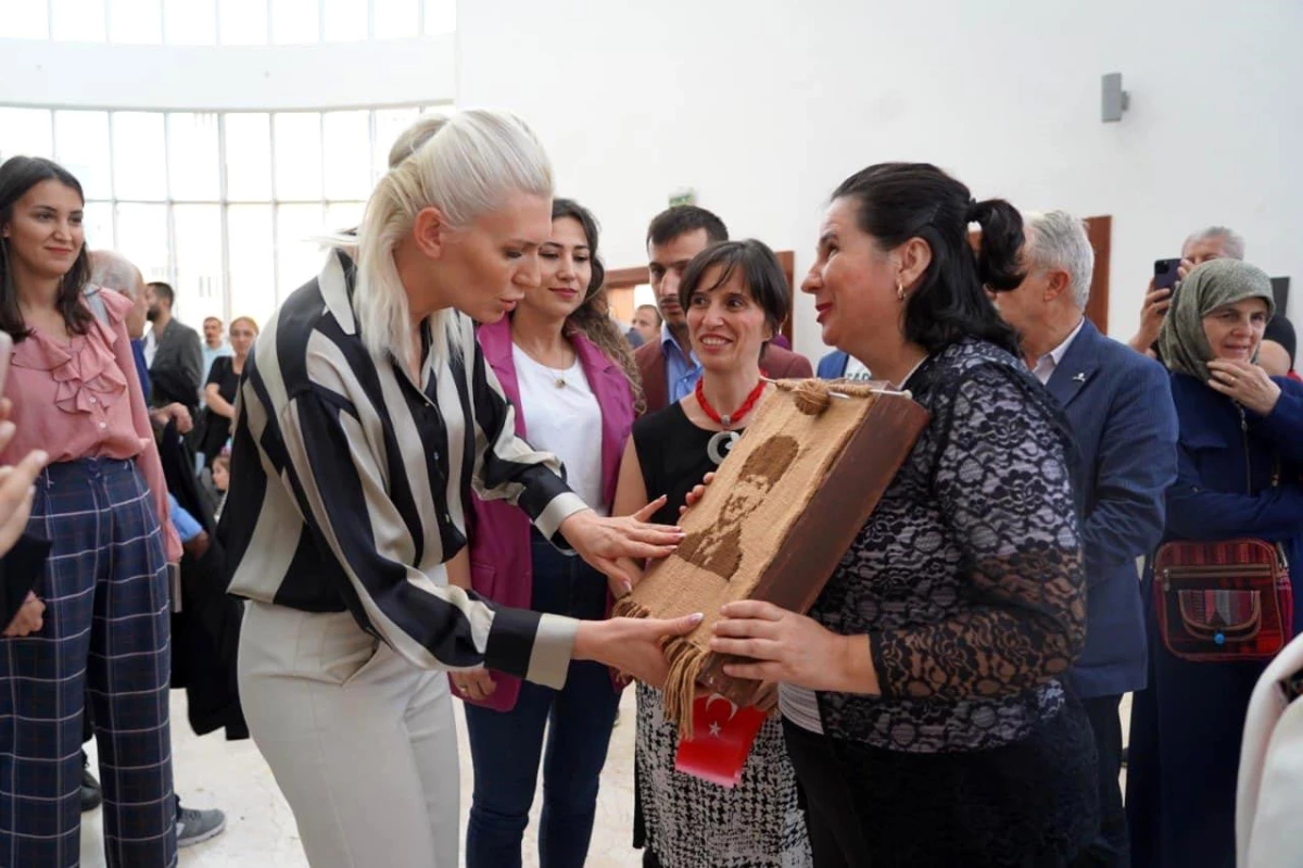 Bilecik Valisi ve Belediye Başkanı, \'Engel Tanımayan Kadınlar El Sanatları\' Sergisinde Buluştu