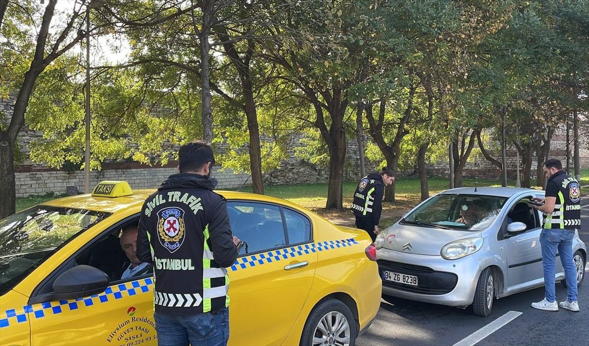 Fatih\'te Yayalara Geçiş Hakkı Vermeyen Sürücülere Dron Destekli Denetim