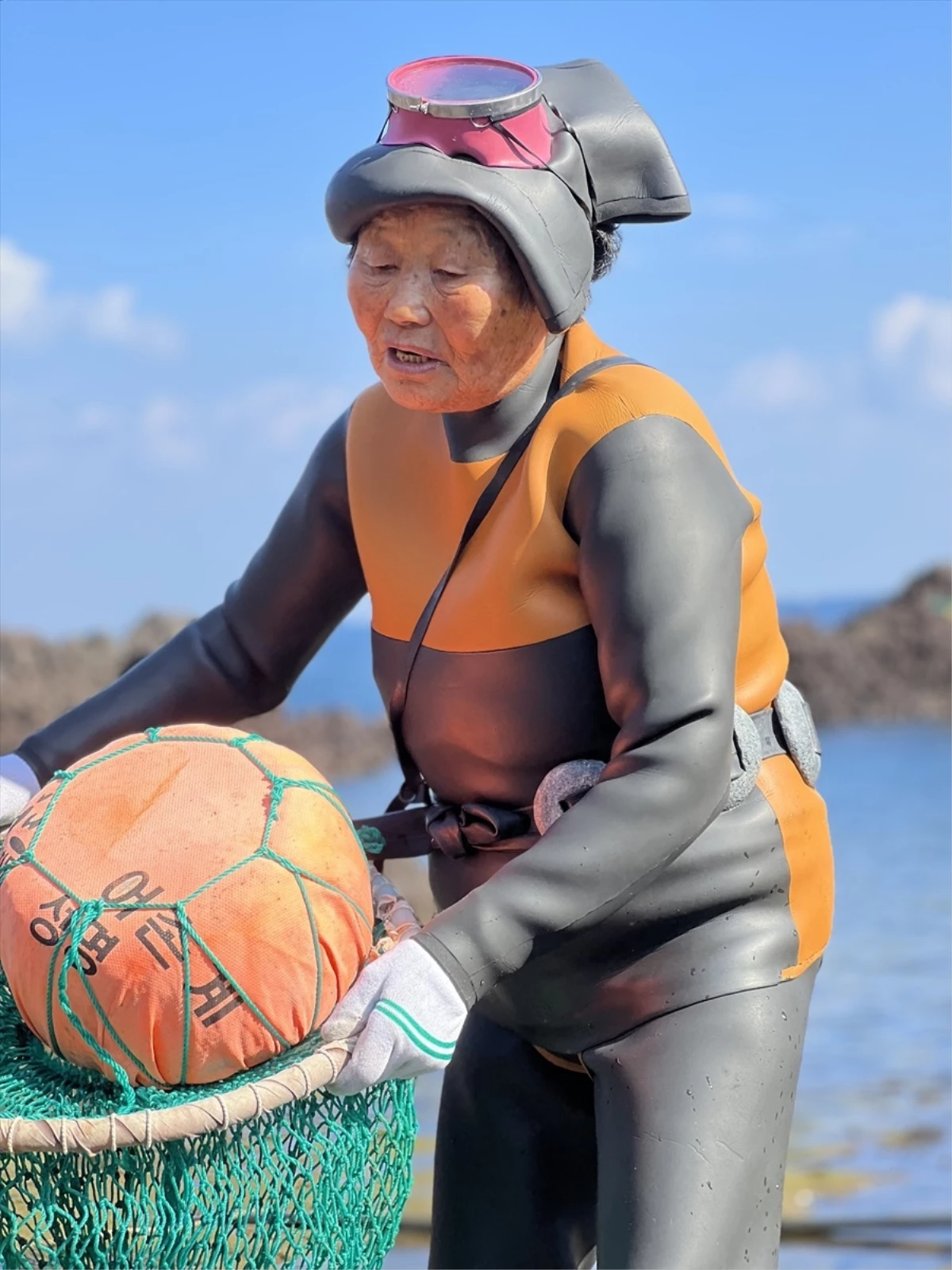 Güney Kore\'deki Haenyeo Kadınları Deniz Altından Ürün Satarak Geçimlerini Sağlıyor