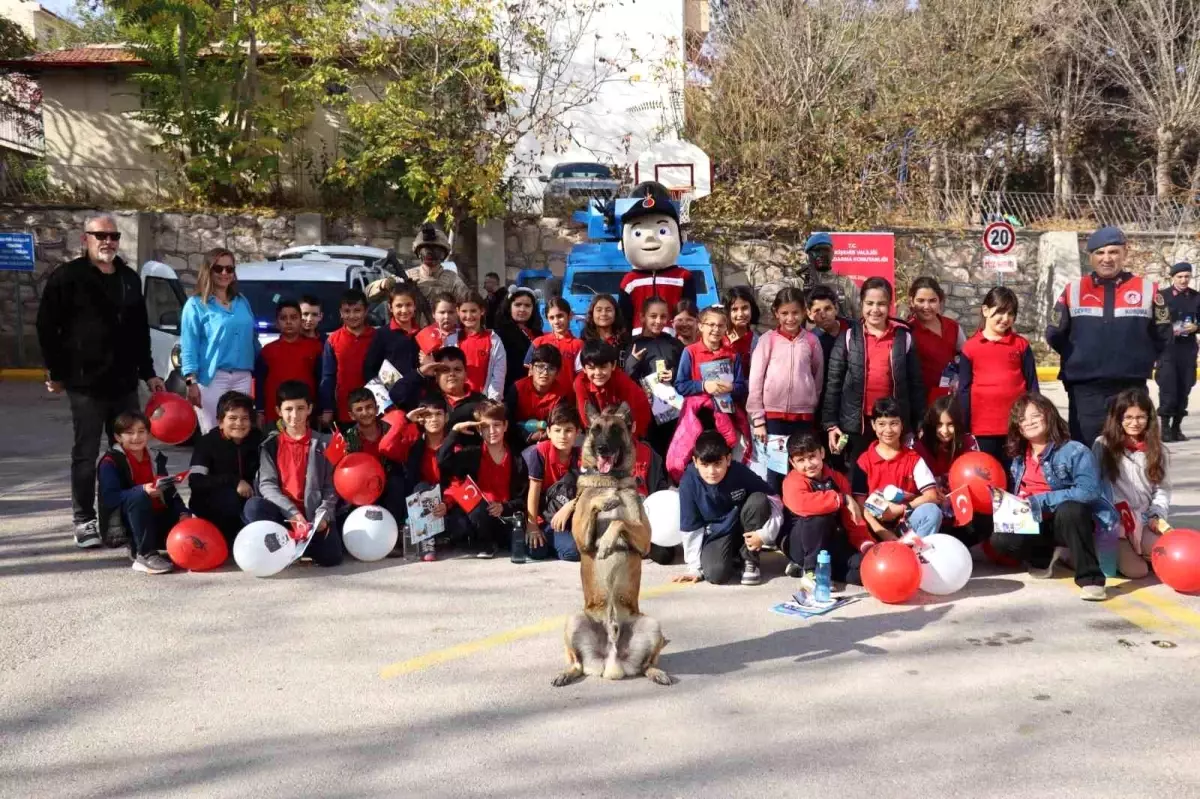 Eskişehir\'de Cumhuriyet\'in 100. Yılı Etkinlikleri Kapsamında İl Jandarma Komutanlığı Öğrencileri Ağırladı