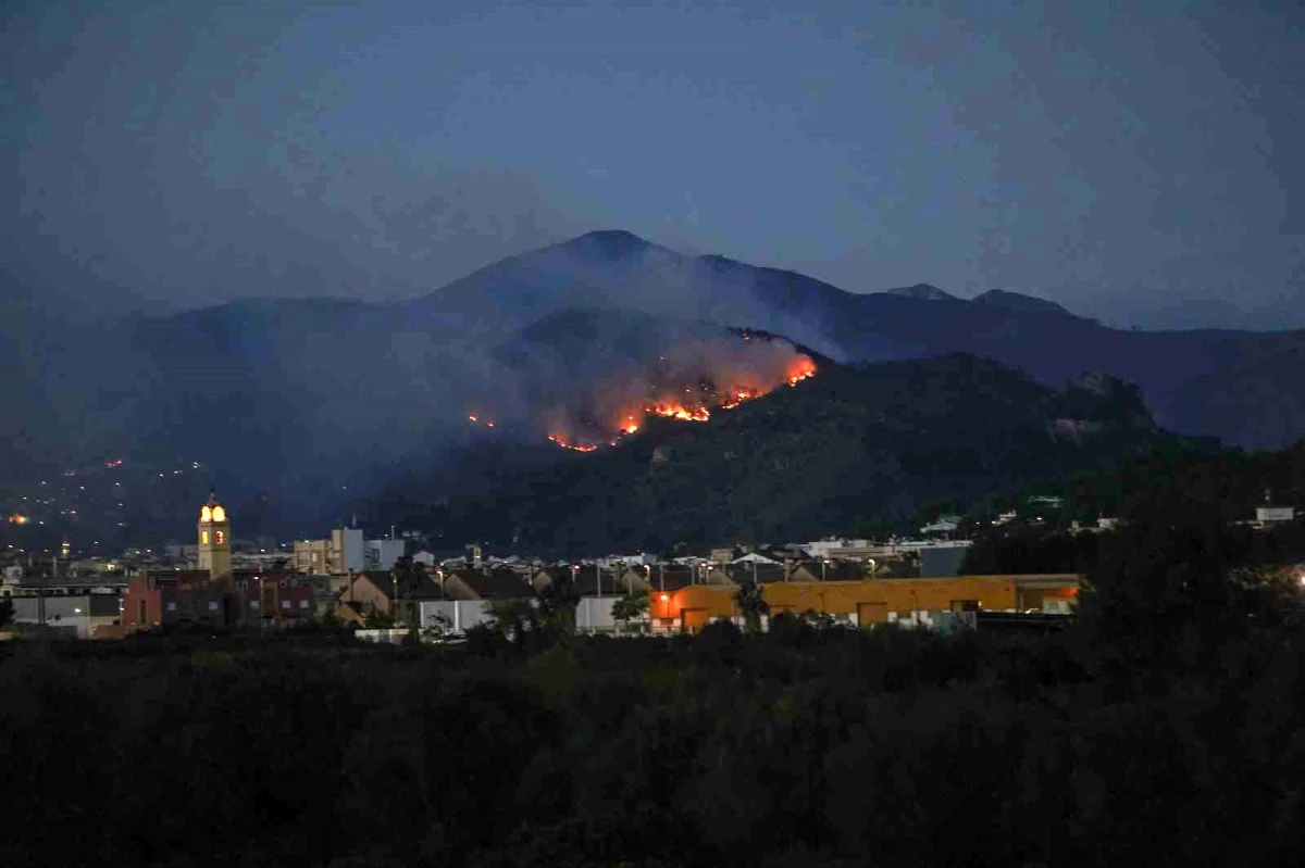 İspanya\'da Orman Yangını: Bin 400 Hektarlık Alan Küle Döndü, 600 Kişi Tahliye Edildi