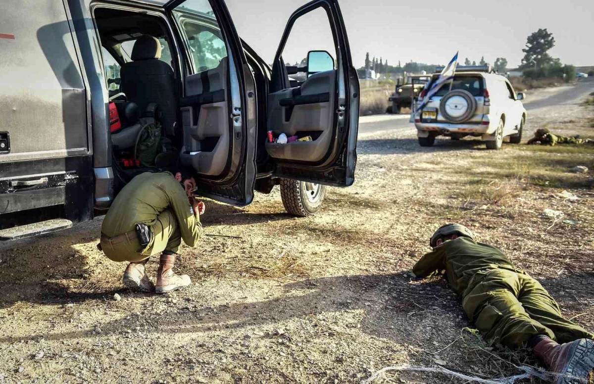 İsrail\'in Sderot kentine roket saldırısı: Askerler siper aldı