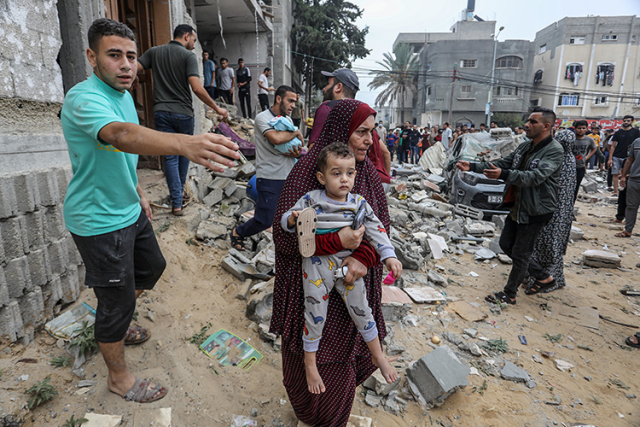 İsrail ordusu Gazze'de göç eden Filistinlileri vurdu - Son Dakika