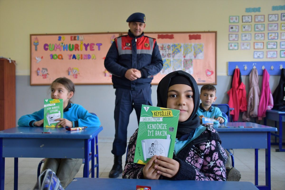Gümüşhacıköy İlçe Jandarma Komutanlığı Öğrencilere Kitap Hediye Etti