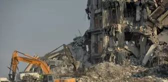 Kahramanmaraş'ta ağır hasarlı binaların yıkımı devam ediyor