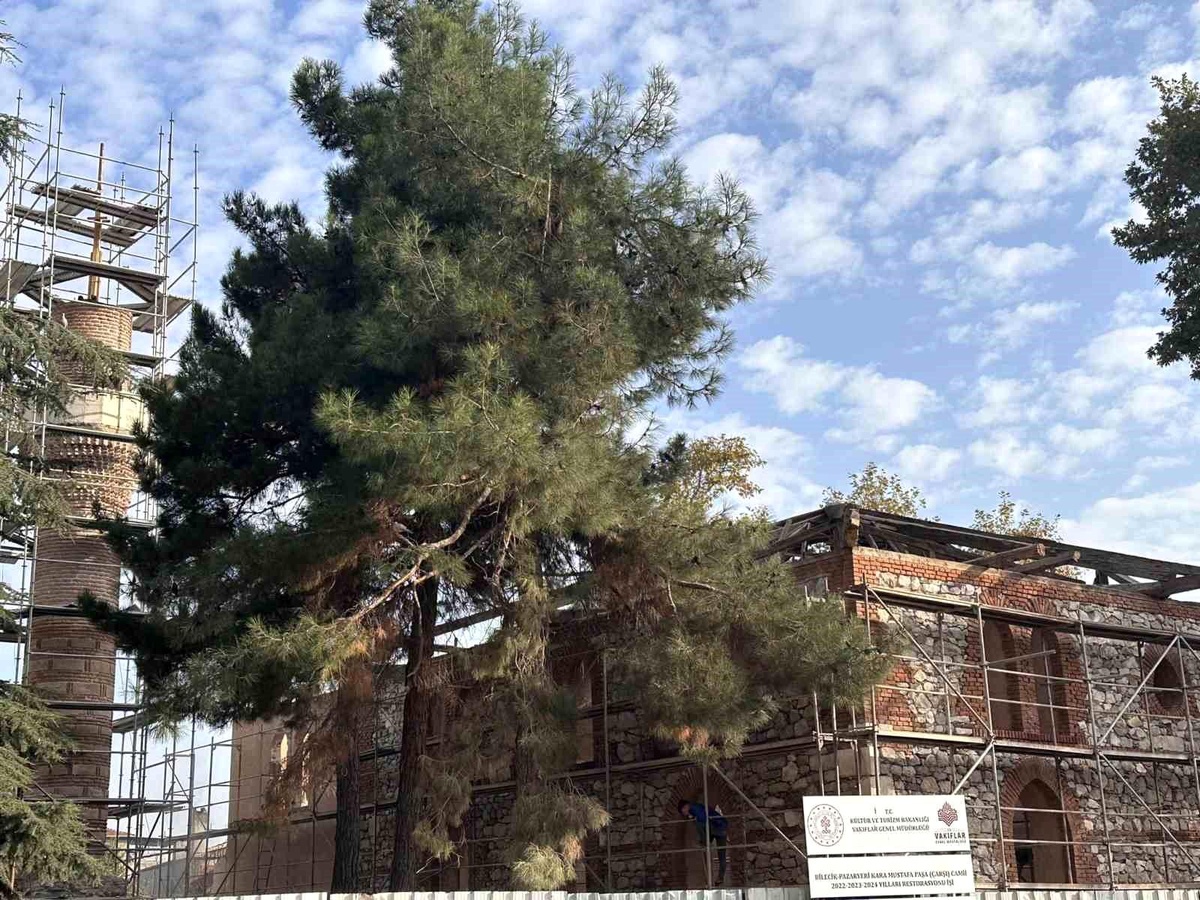 Bilecik Valisi Şefik Aygöl, Pazaryeri\'deki Hükümet Konağı ve Camii Restorasyonunu İnceledi