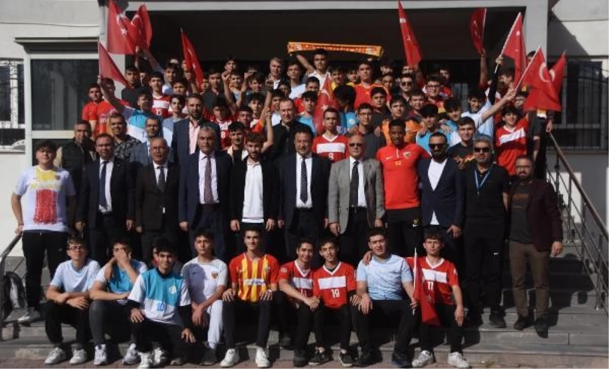 Kayserisporlu futbolcular öğrencilerle buluştu