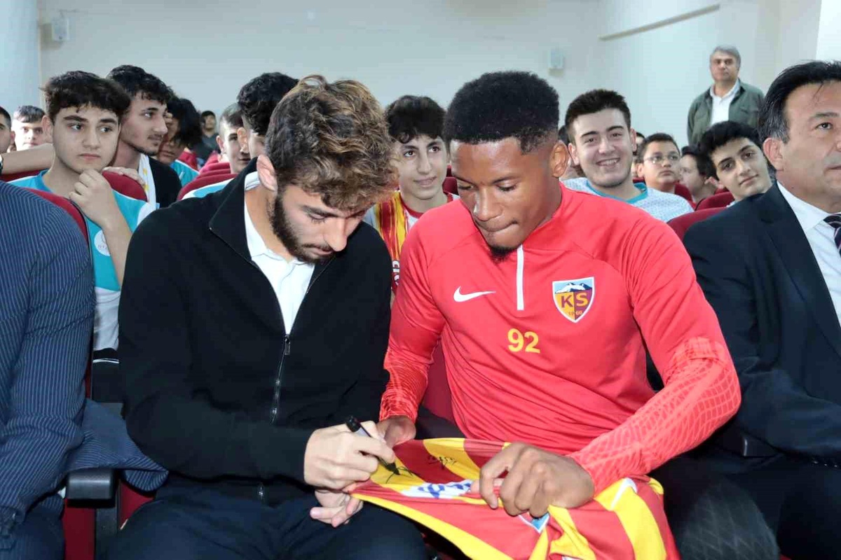 Kayserisporlu Futbolcular Öğrencilerle Buluştu
