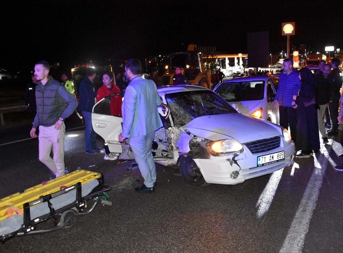 Kırıkkale\'de Kepçe ile İki Otomobilin Karıştığı Zincirleme Kaza: 4 Yaralı
