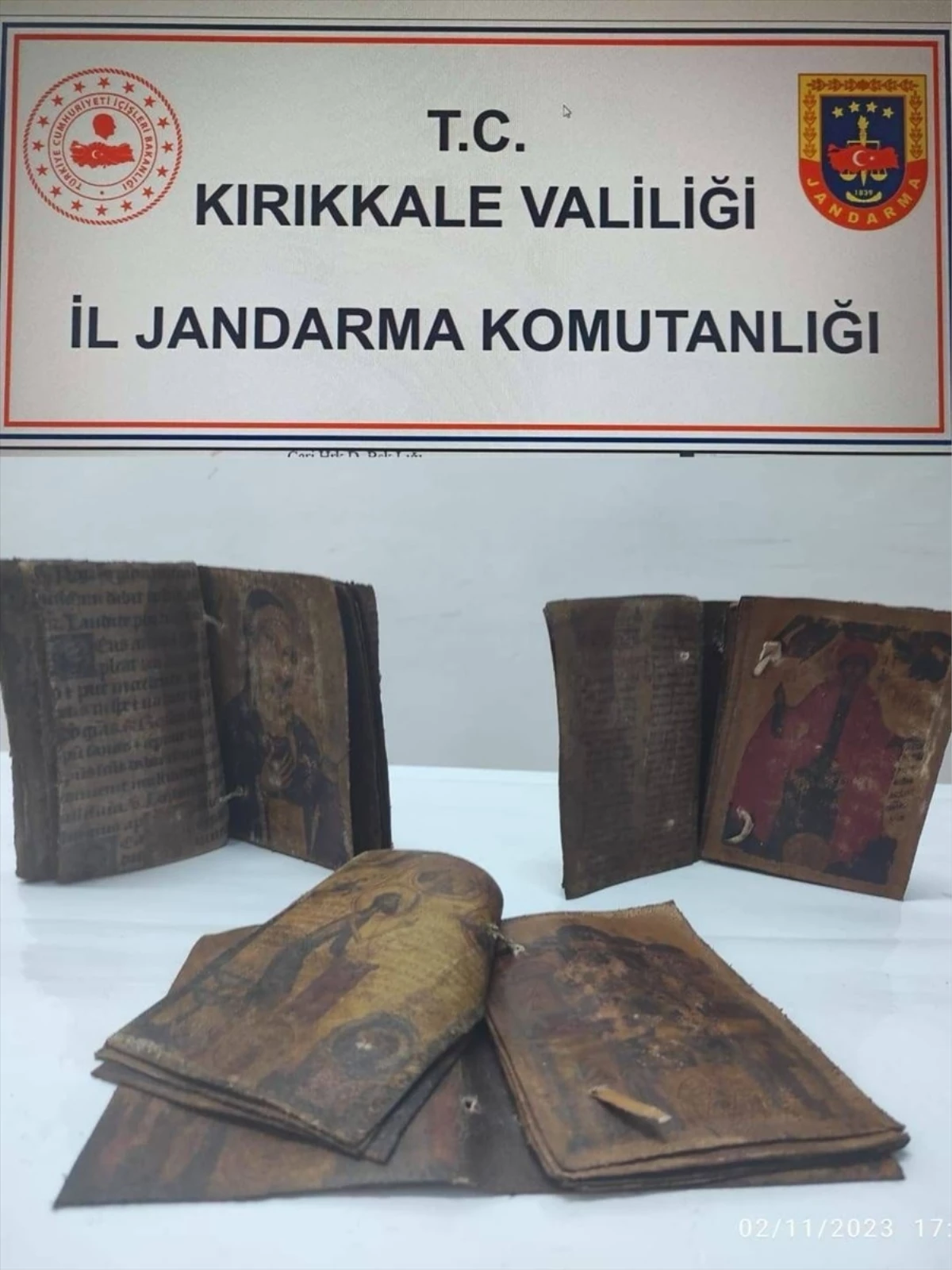 Kırıkkale\'de Tarihi Eser Niteliğinde 3 İncil Ele Geçirildi