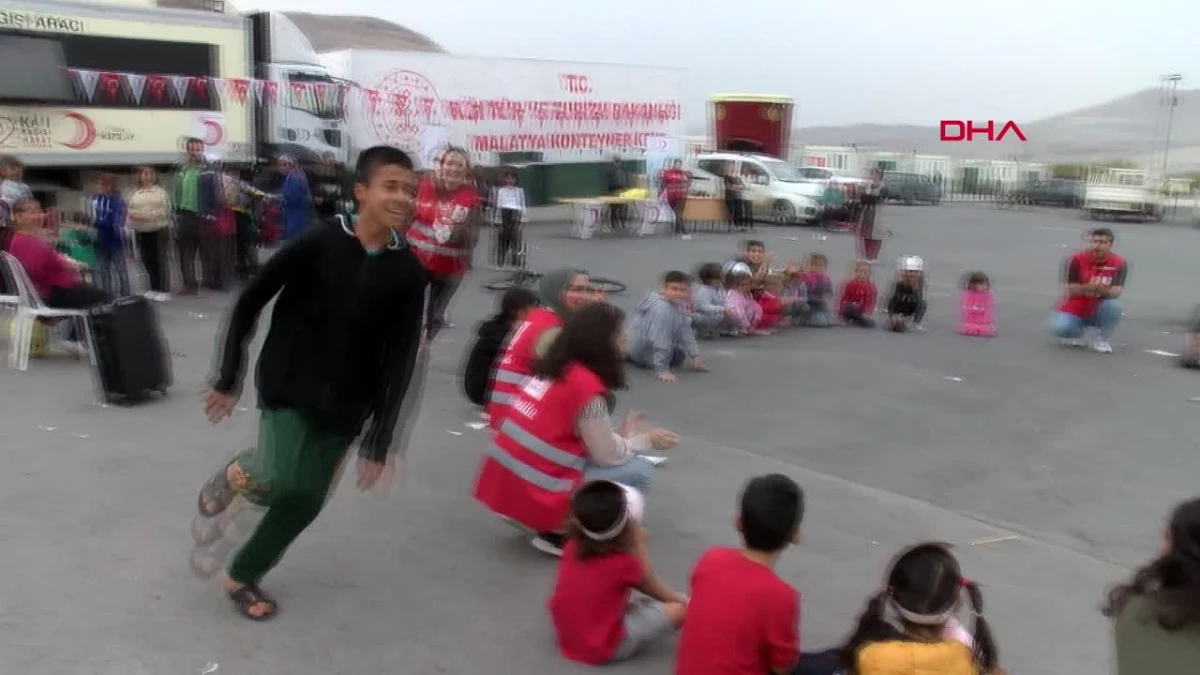 Türk Kızılayı, depremzedelerle sokak oyunları oynadı