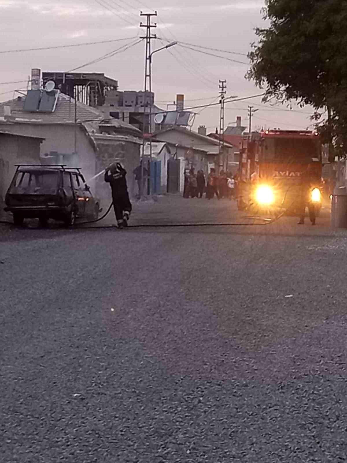 Konya\'da Park Halindeki Otomobil Yangında Kullanılamaz Hale Geldi