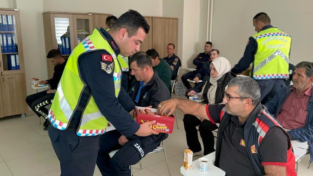 Afyonkarahisar\'da Jandarma Trafik Ekipleri Kurum Araç Sürücülerine Eğitim Verdi
