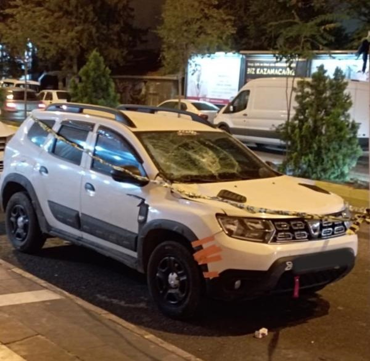 Mardin\'de kadın balkondan düşerek otomobilin üzerine düştü