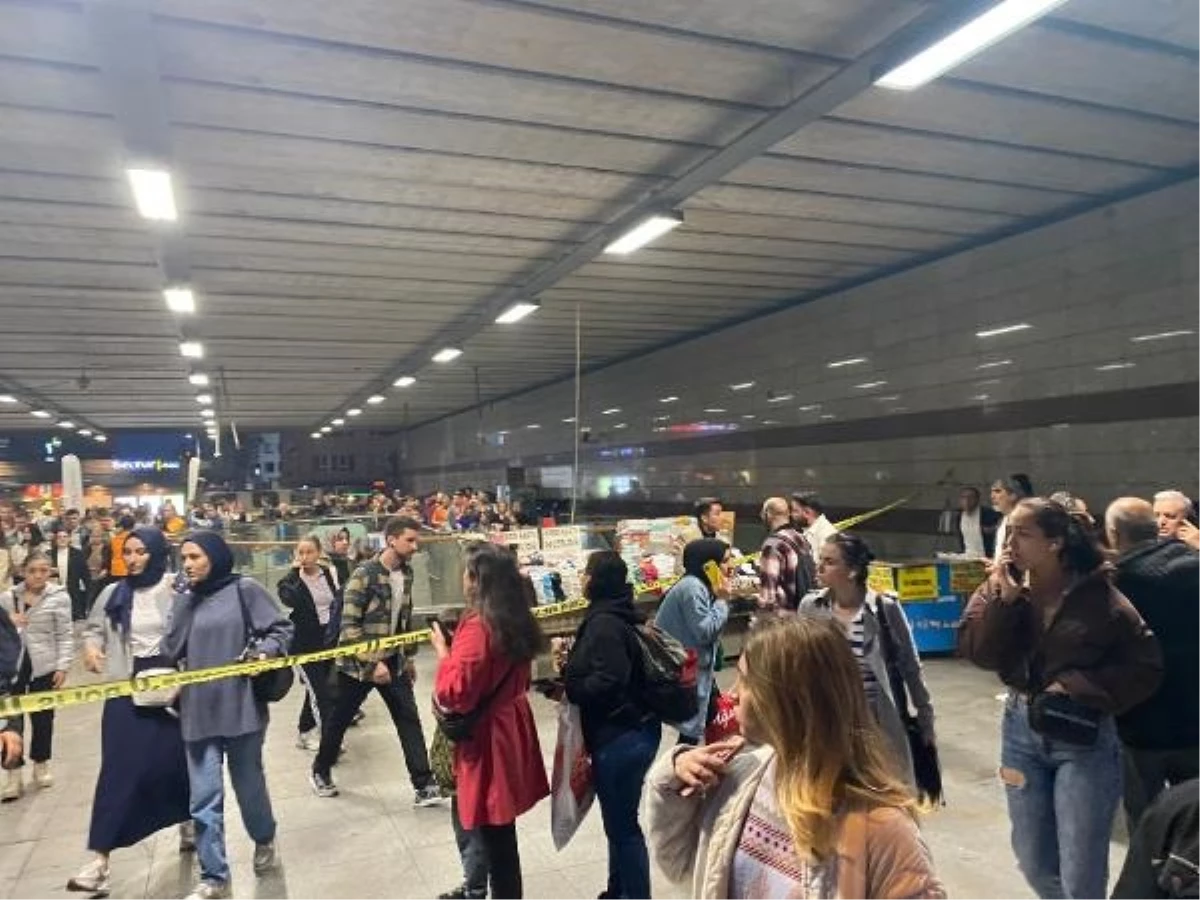 Mecidiyeköy Metrobüs Durağında Şüpheli Paket Patlatıldı