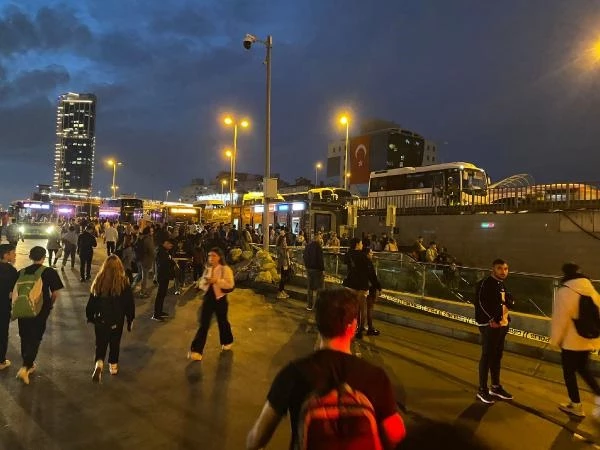 Mecidiyeköy Metrobüs Durağında şüpheli paket alarmı