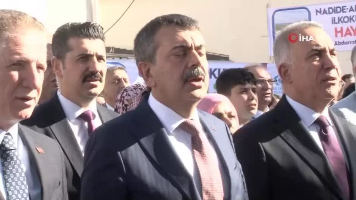 Milli Eğitim Bakanı Tekin Sultangazi\'de okul açılışına katıldı