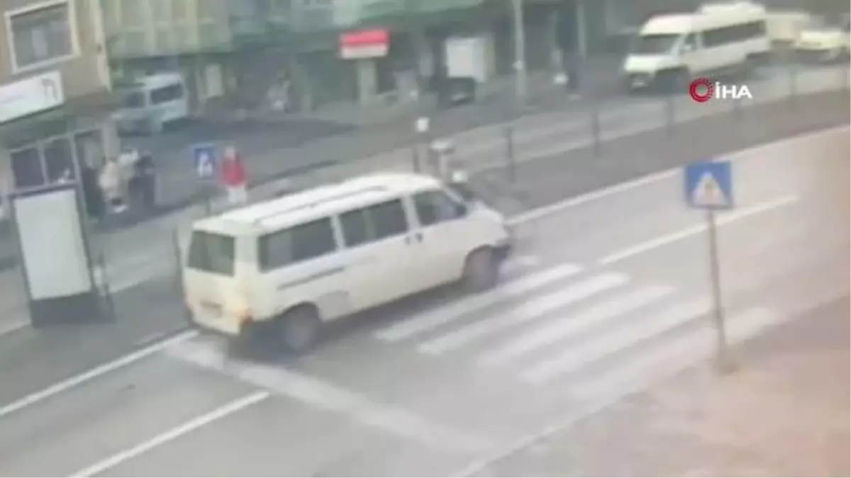 Karabük\'te Minibüsün Yayaya Çarptığı Anlar Güvenlik Kamerasında