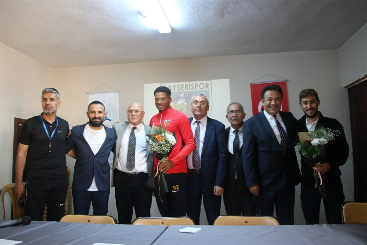 Mondihome Kayserisporlu futbolcular lise öğrencileriyle söyleşide buluştu